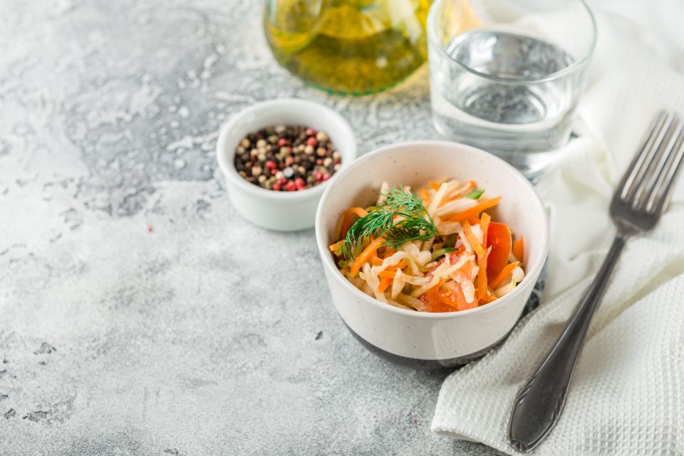 Объедение из простых овощей: салат раскроет пикантный вкус за ночь в холодильнике