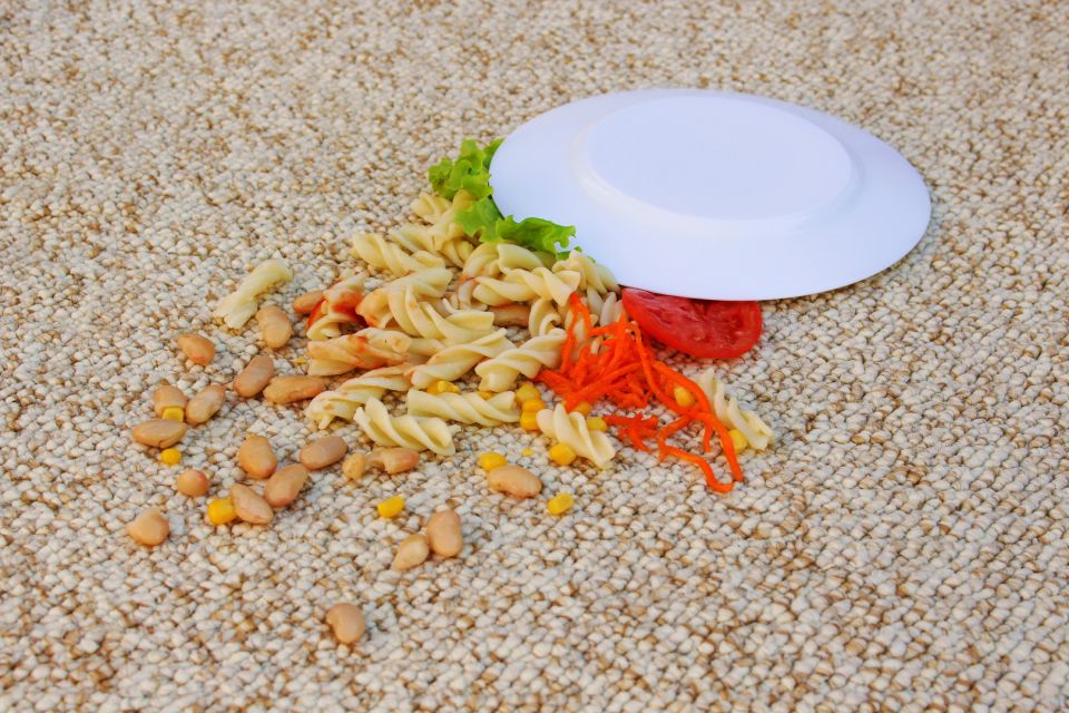 Правило пяти секунд: врач объяснила, можно ли есть пищу, уроненную на пол