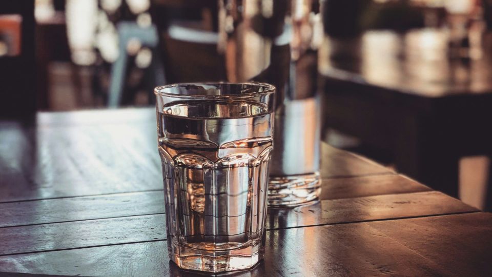 Липкий след от наклейки вмиг отойдет: промокните его ватой с этой жидкостью