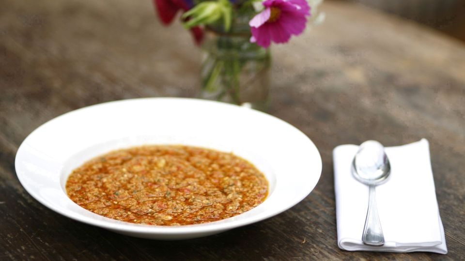 Телеповар Александр Белькович поделился рецептом холодного супа Гаспаччо