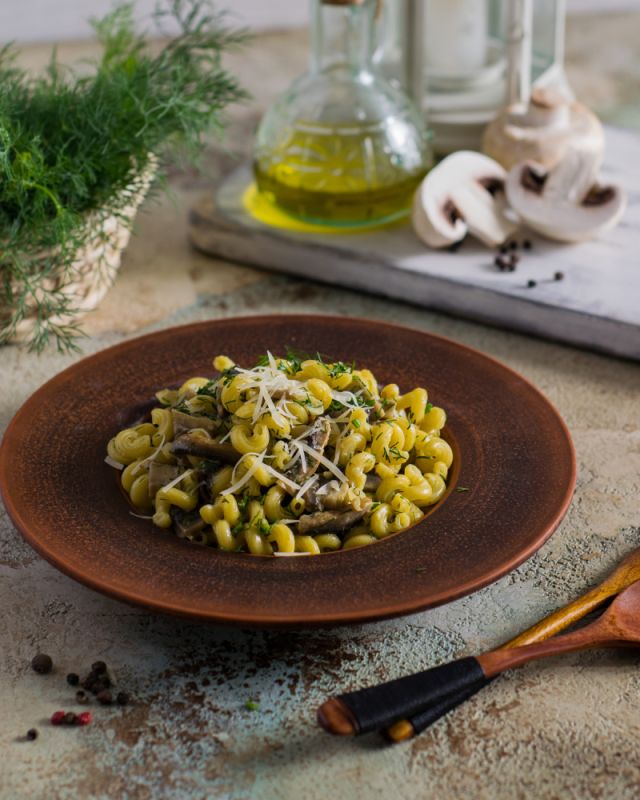 Макароны с грибами в соусе карри