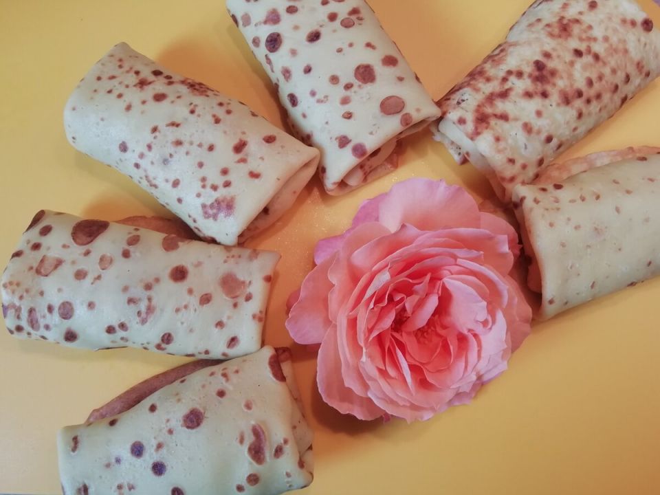 Кулинарная магия осени: блинчики с яблоками и клубникой