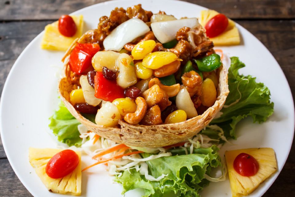 Салат из курицы, ананаса и кешью