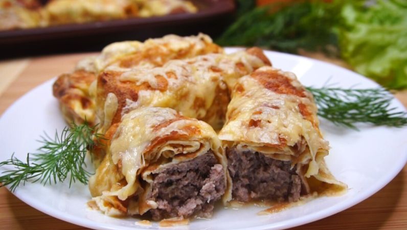Вкусные рулетики из яичных блинчиков с мясом: быстро и просто