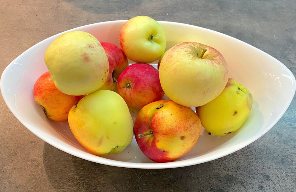 Как вкусно подать жареные яблоки к чаю