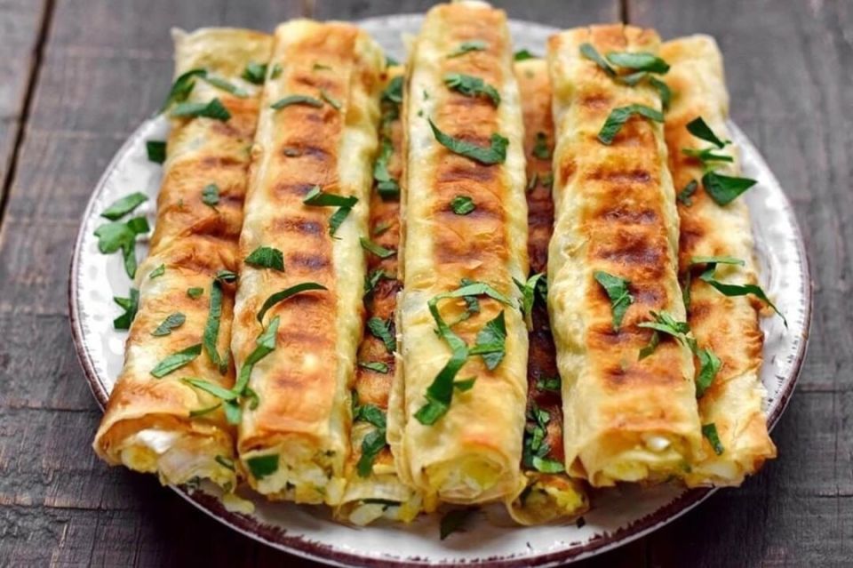 Легкие трубочки из лаваша с сыром и яйцом, которые поднимут настроение