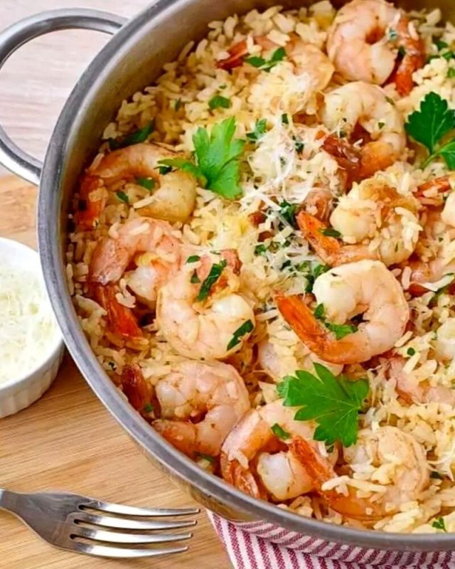 Нежный рис с креветками и пряностями для гурманов