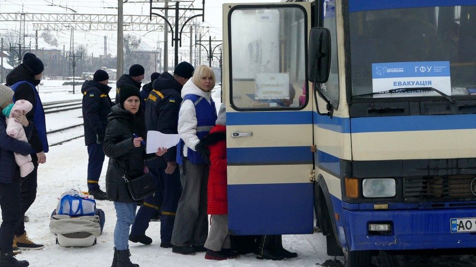 Новый закон о принудительной эвакуации детей из зон конфликта: что нужно знать