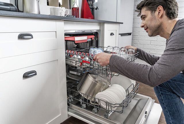 Как правильно выбрать посудомоечную машину: ключевые характеристики и советы