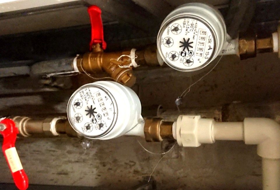 Когда собственнику квартиры должны сделать перерасчет коммунальных платежей даже при наличии счетчика